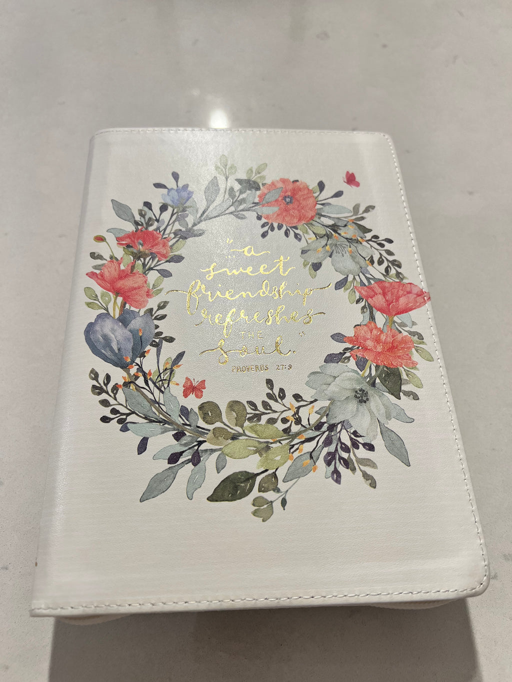 Libreta Cuero Blanco con Cremallera “Proverbs 27:9”