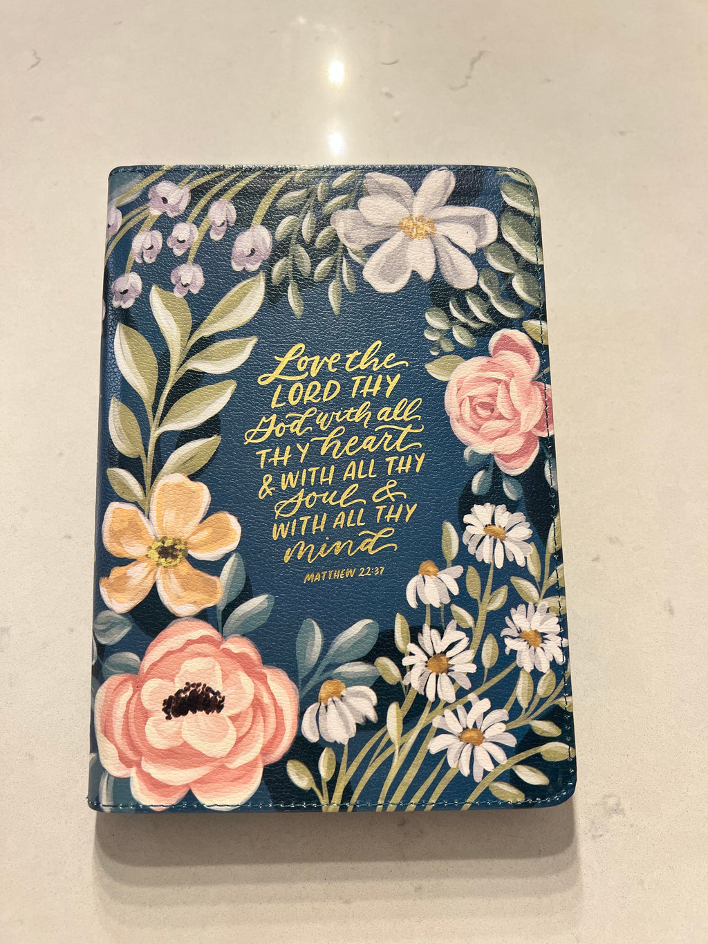Libreta Cuero Azul Marino Floral con Cremallera “Matthew 22:37”