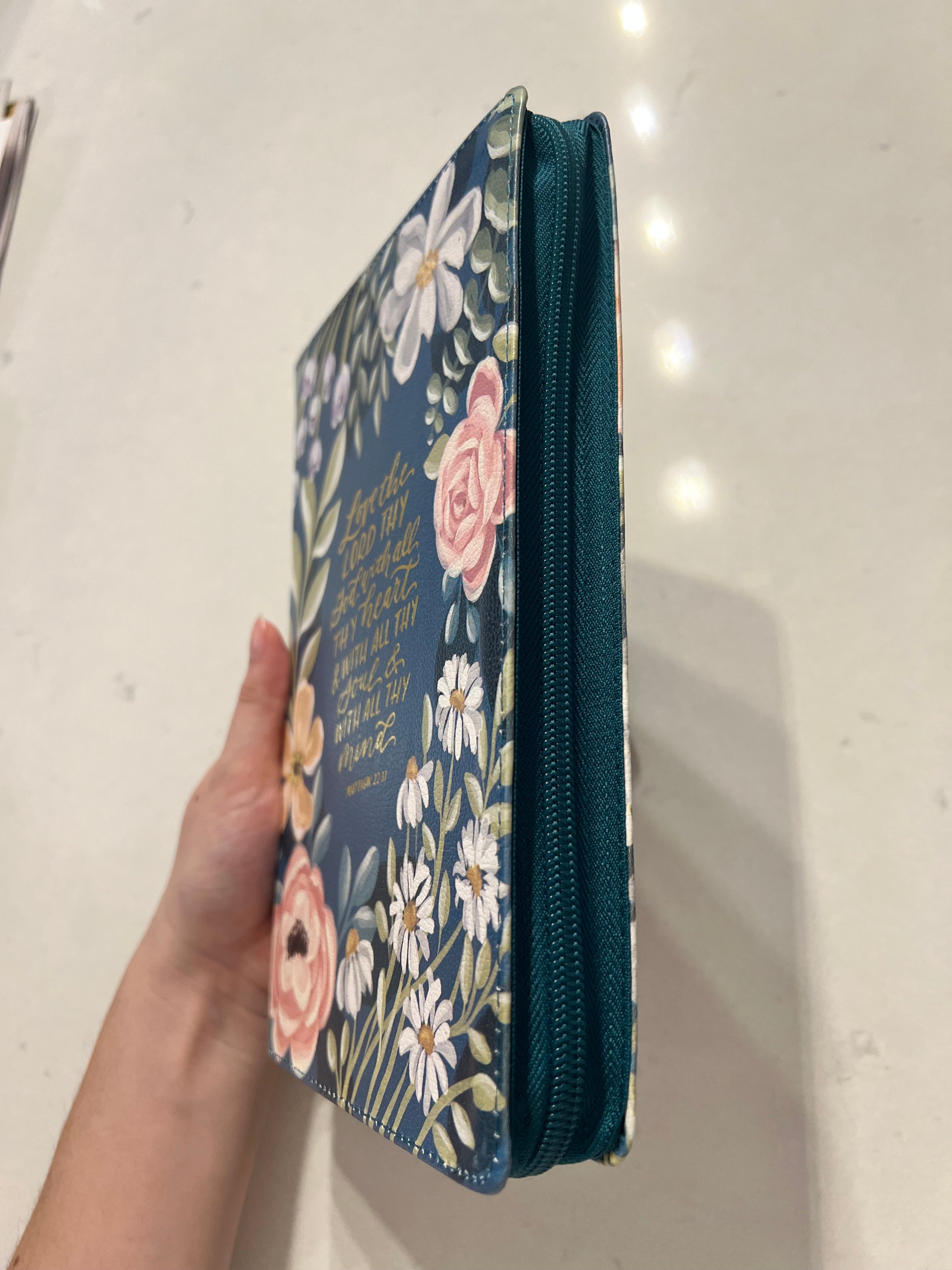 Libreta Cuero Azul Marino Floral con Cremallera “Matthew 22:37”