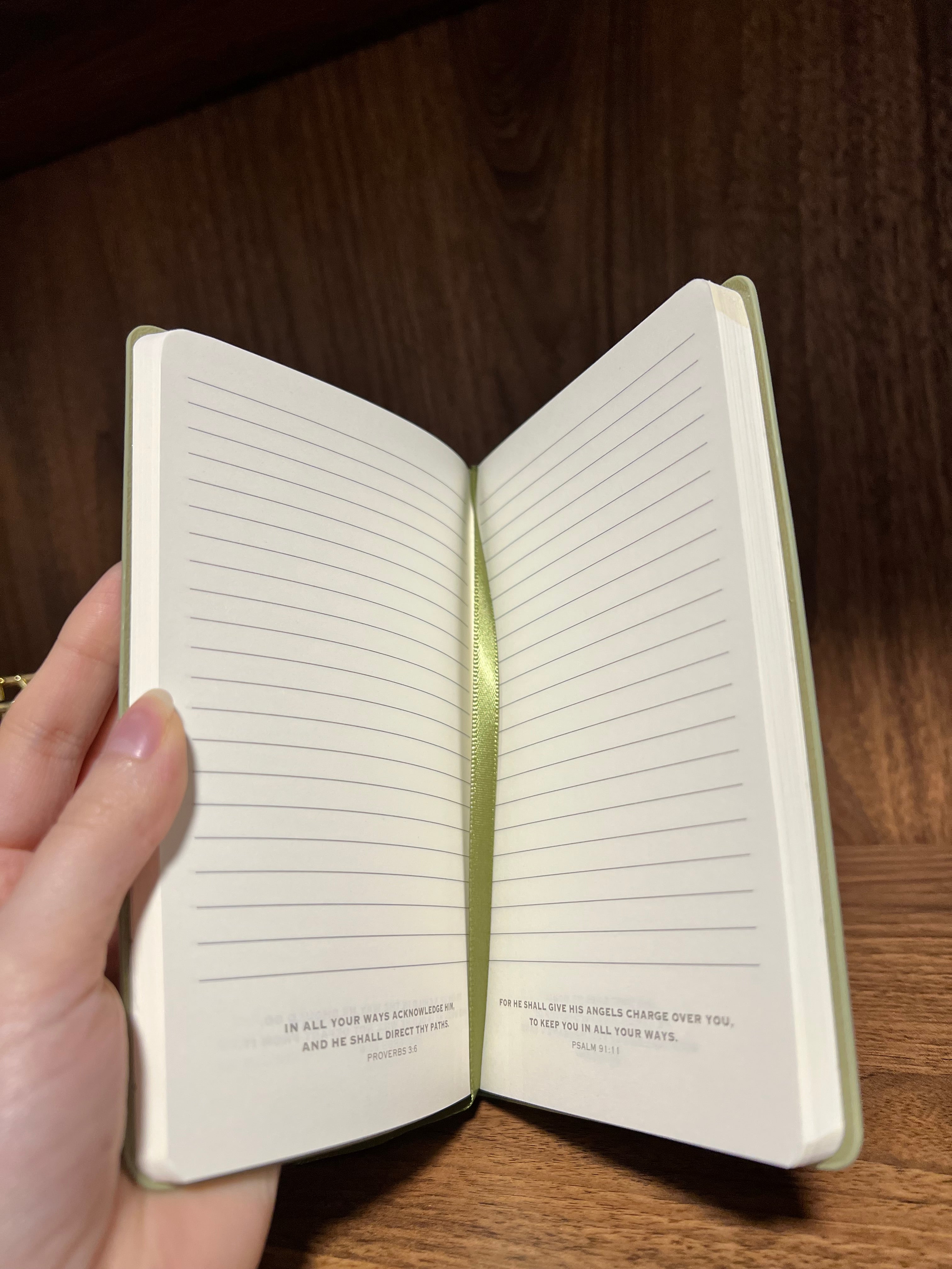 Libreta de Cuero Verde Oliva "Prayers" con Bolígrafo