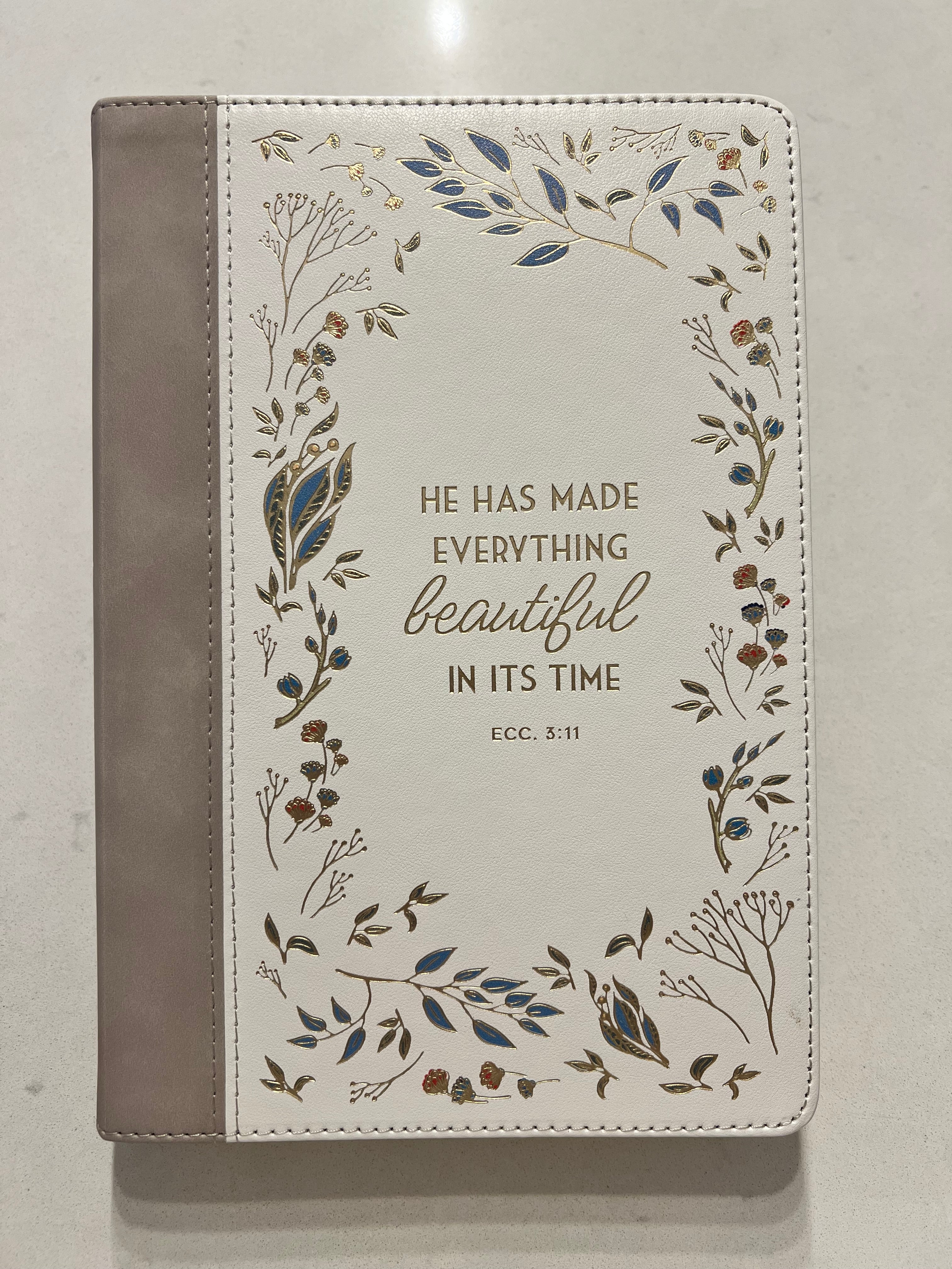 Libreta Cuero Beige-Crema “Ecc. 3:11”