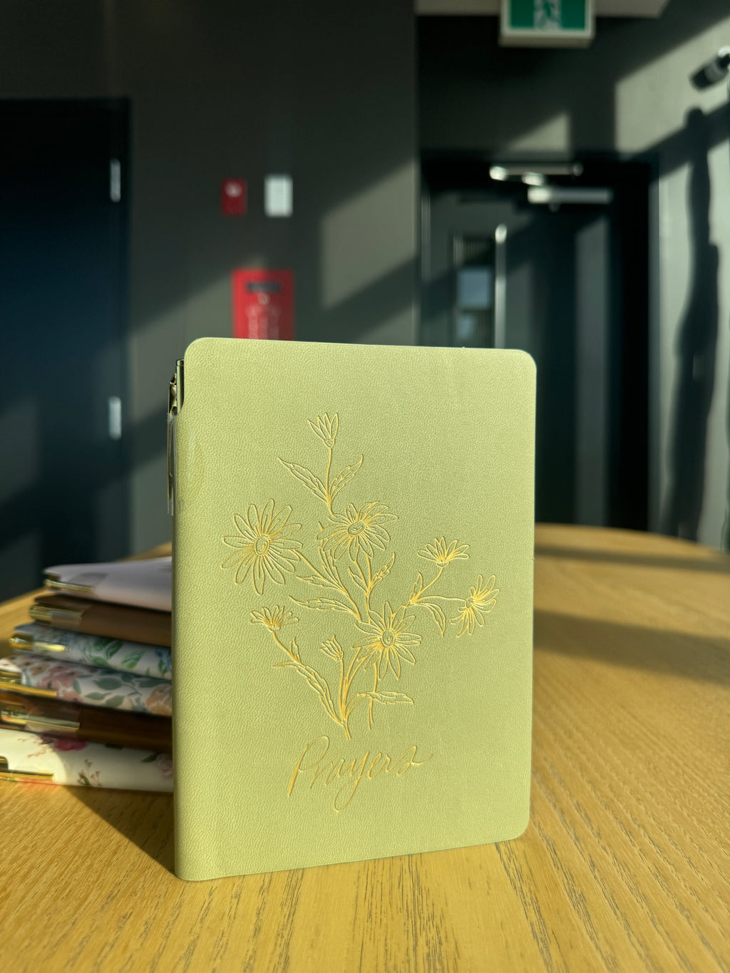 Libreta de Cuero Verde Oliva "Prayers" con Bolígrafo