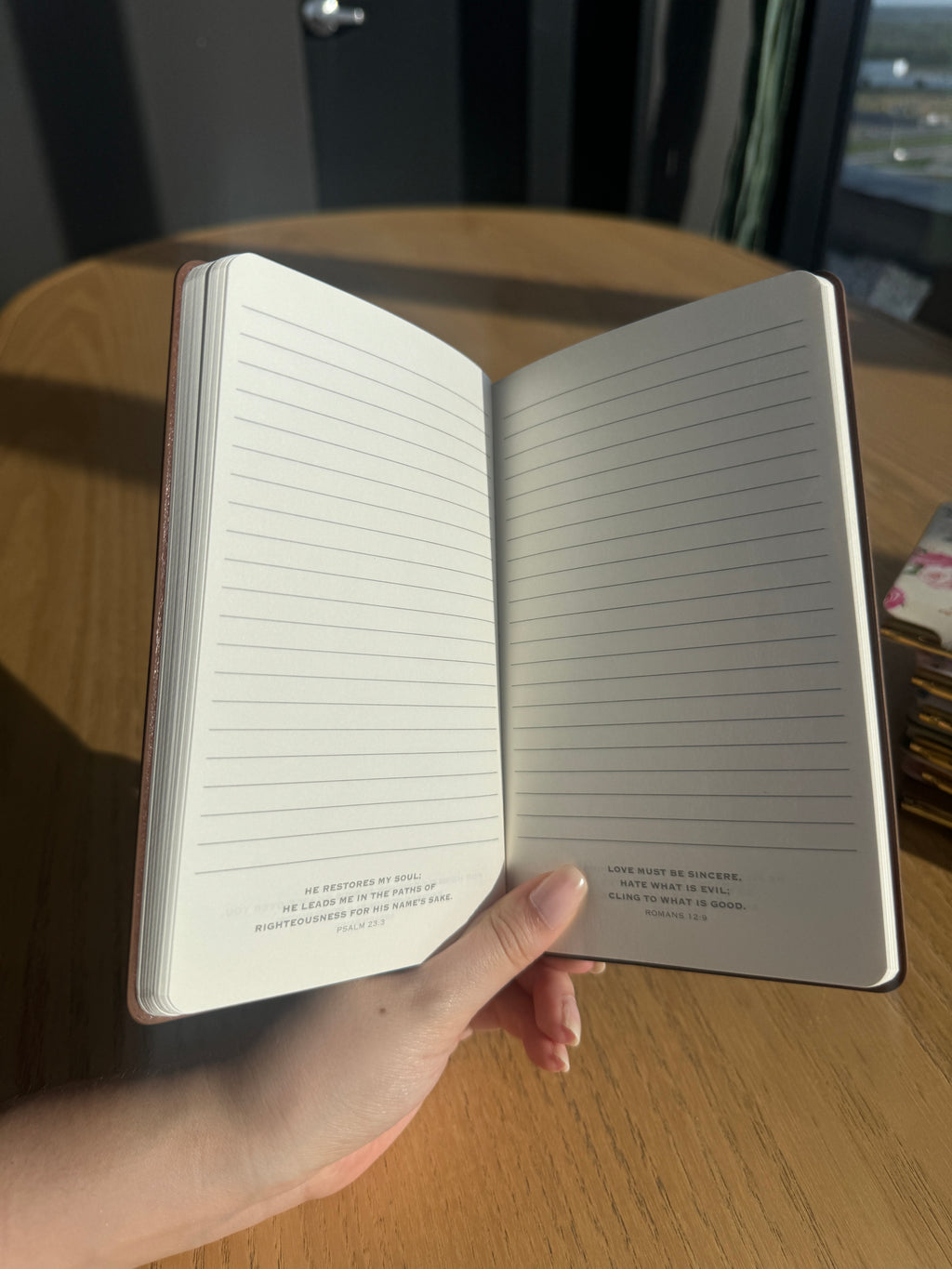 Libreta de Cuero Verde Oliva "Prayers" con Bolígrafo