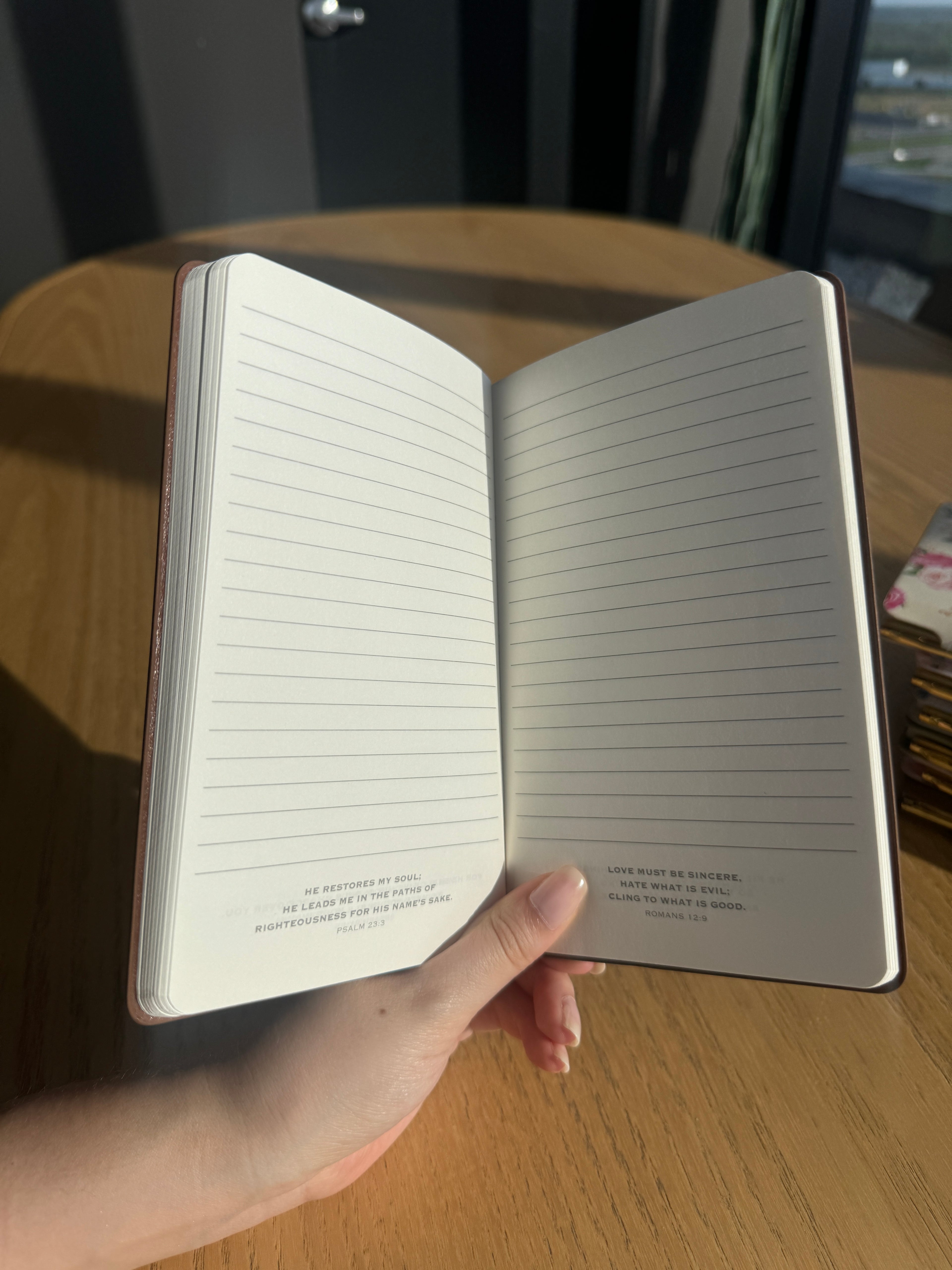 Libreta de Cuero Verde Oliva "Prayers" con Bolígrafo