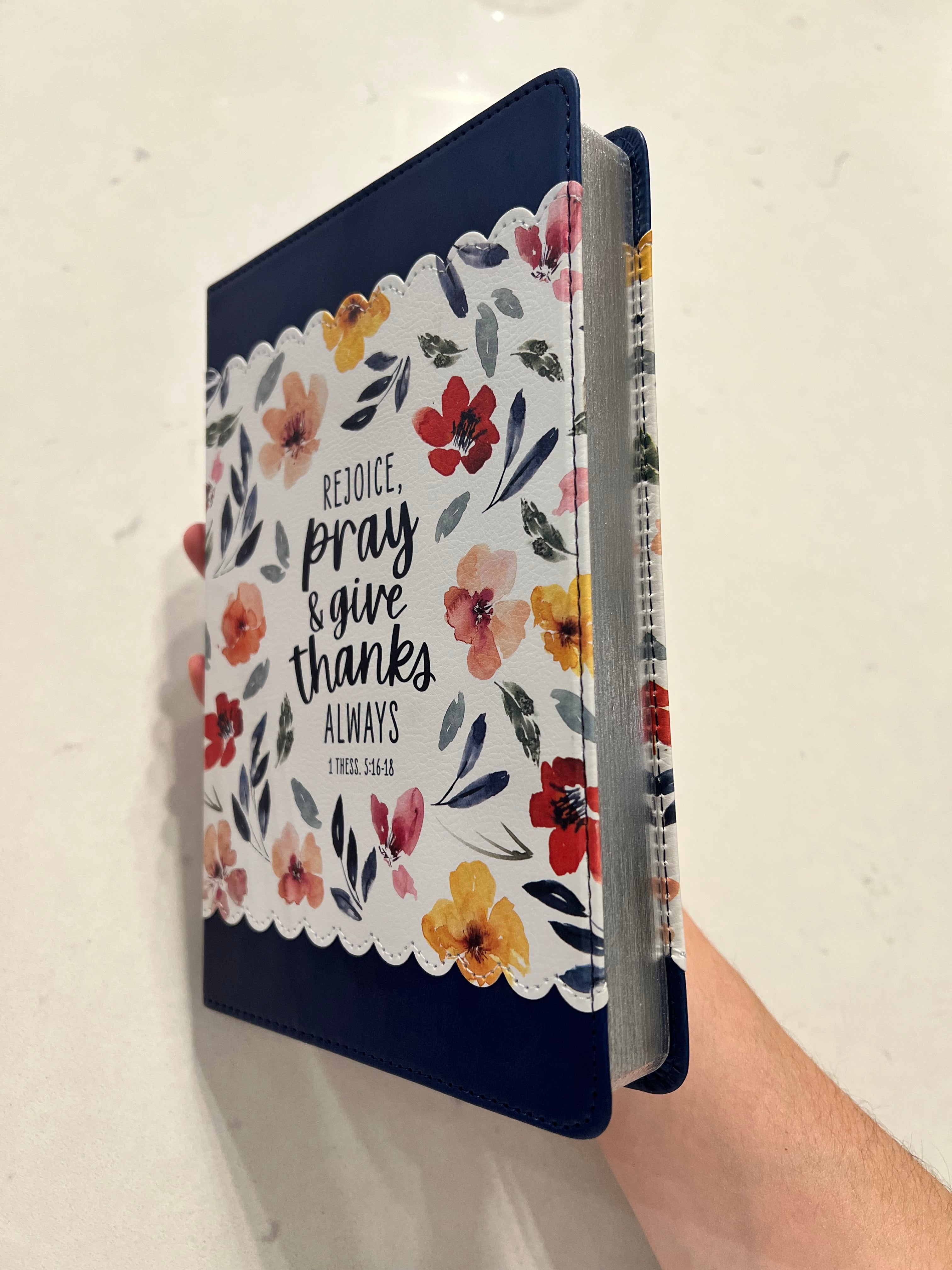 Libreta Cuero Floral “1 Thess 5:16-18”