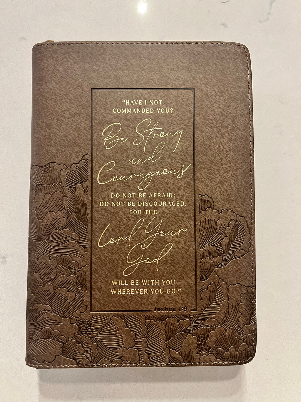 Libreta Cuero Café con Cremallera “Joshua 1:9”