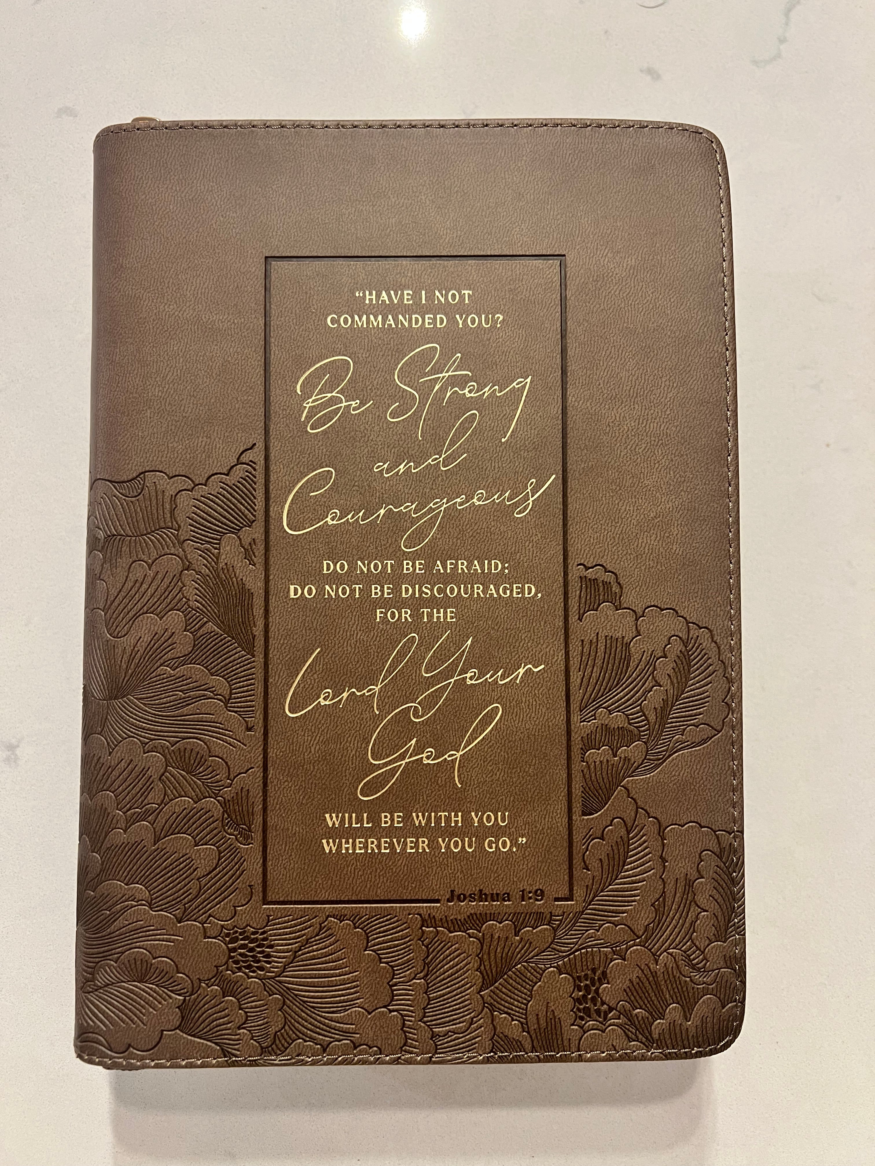 Libreta Cuero Café con Cremallera “Joshua 1:9”