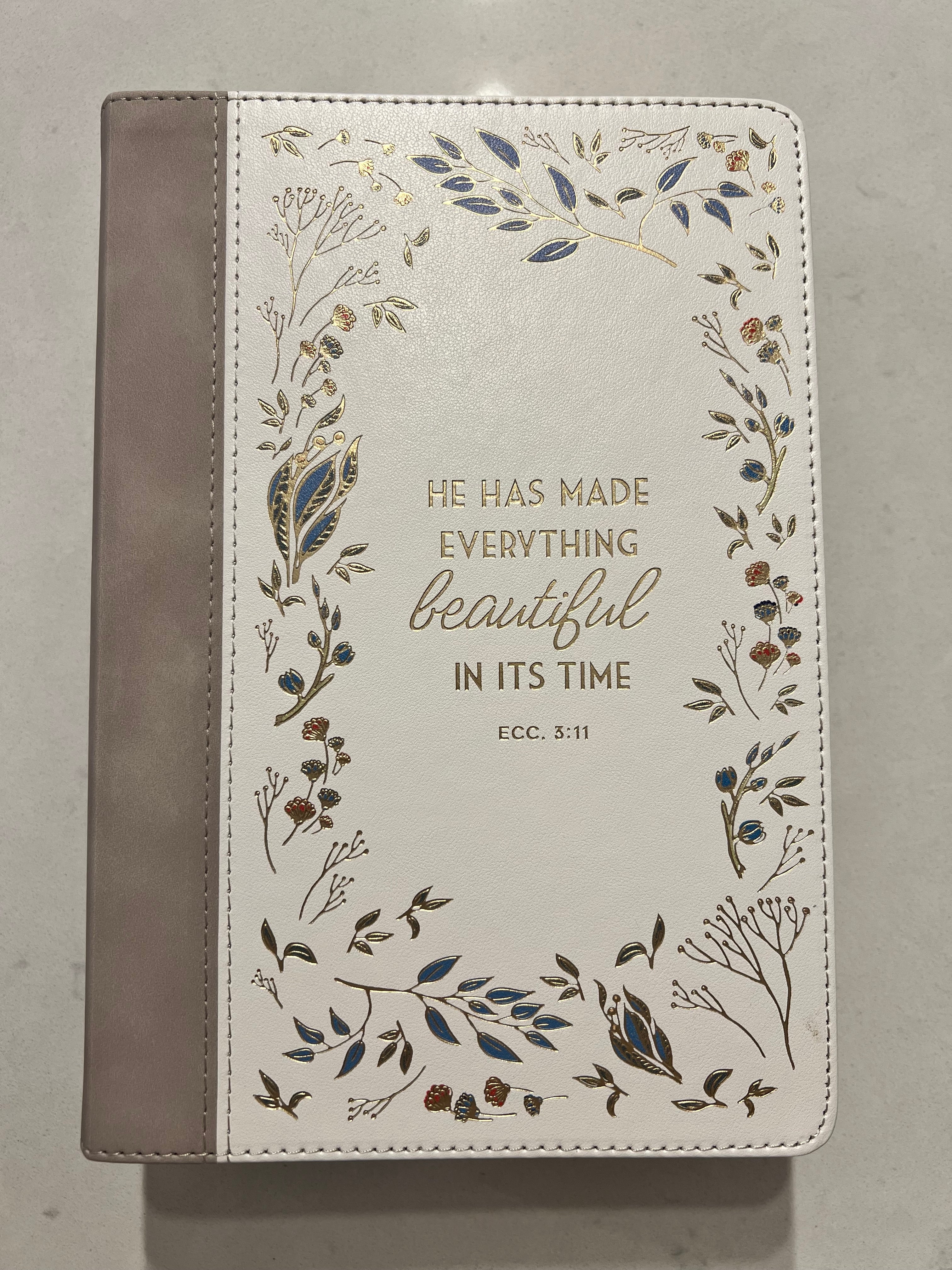 Libreta Cuero Beige-Crema “Ecc. 3:11”