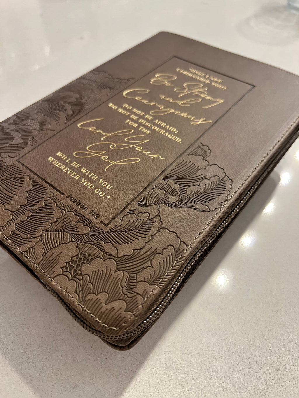 Libreta Cuero Café con Cremallera “Joshua 1:9”