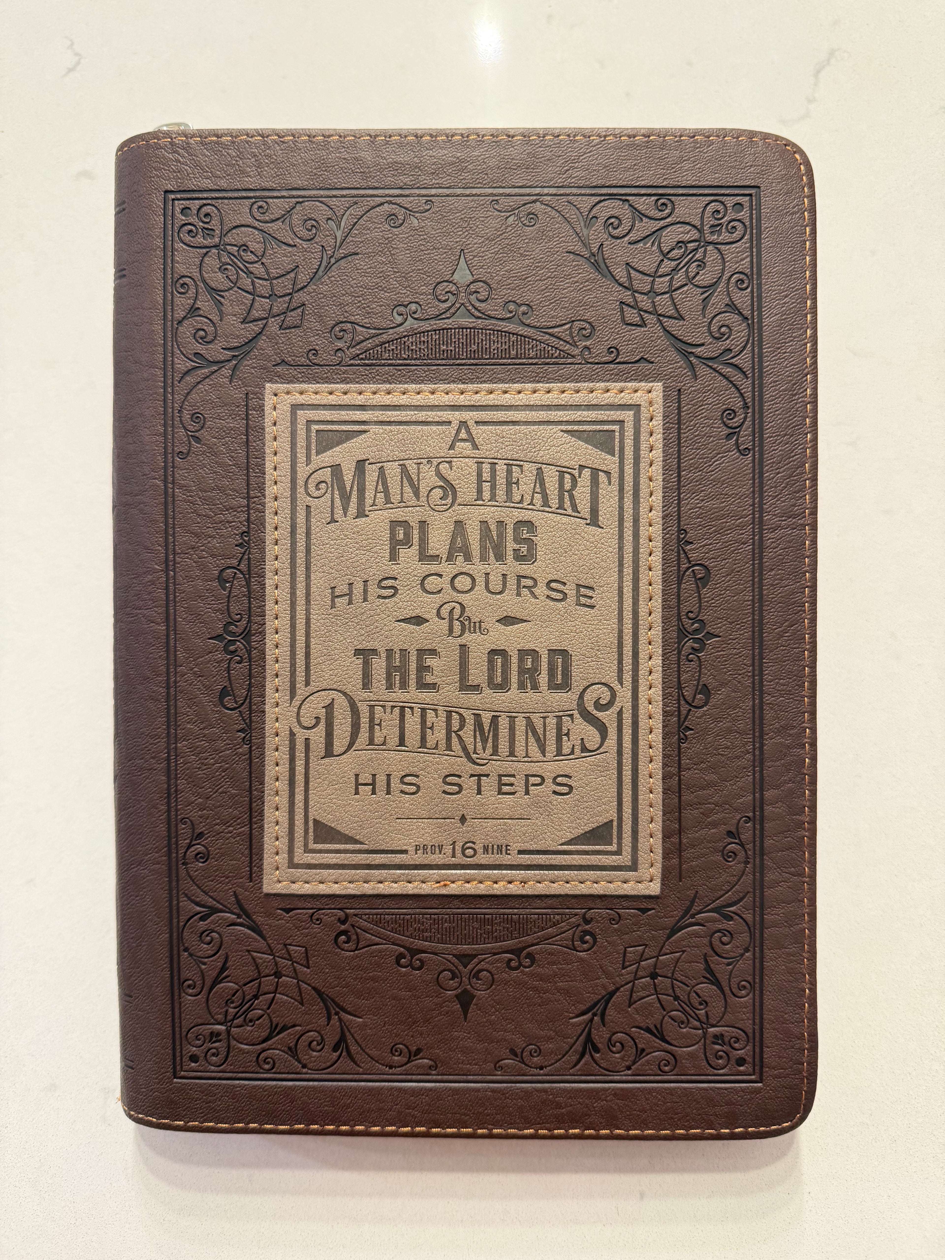 Libreta Cuero Café con Cremallera "Proverbs 16:9"