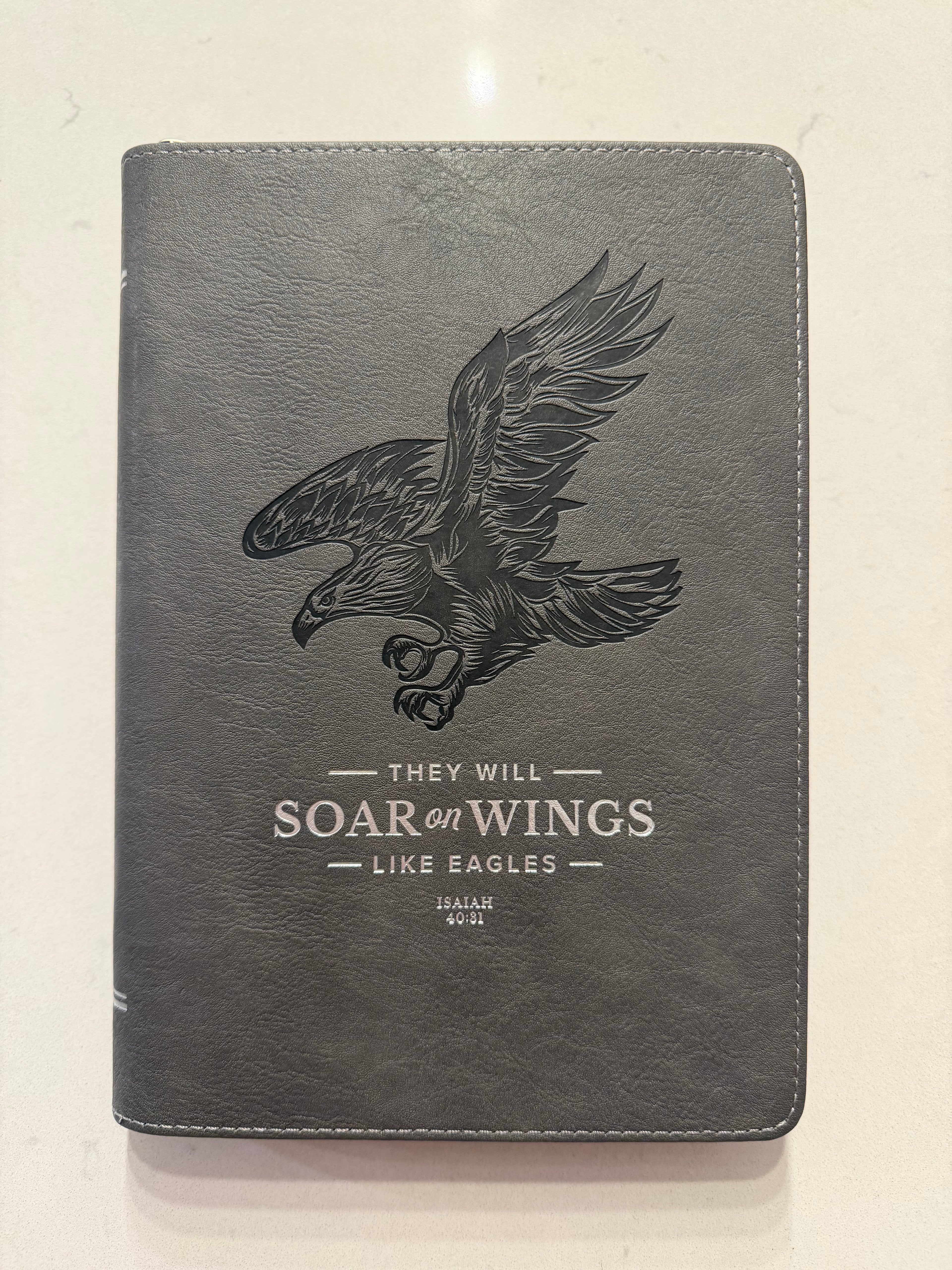 Libreta Cuero Gris con Cremallera "Isaiah 40:31"