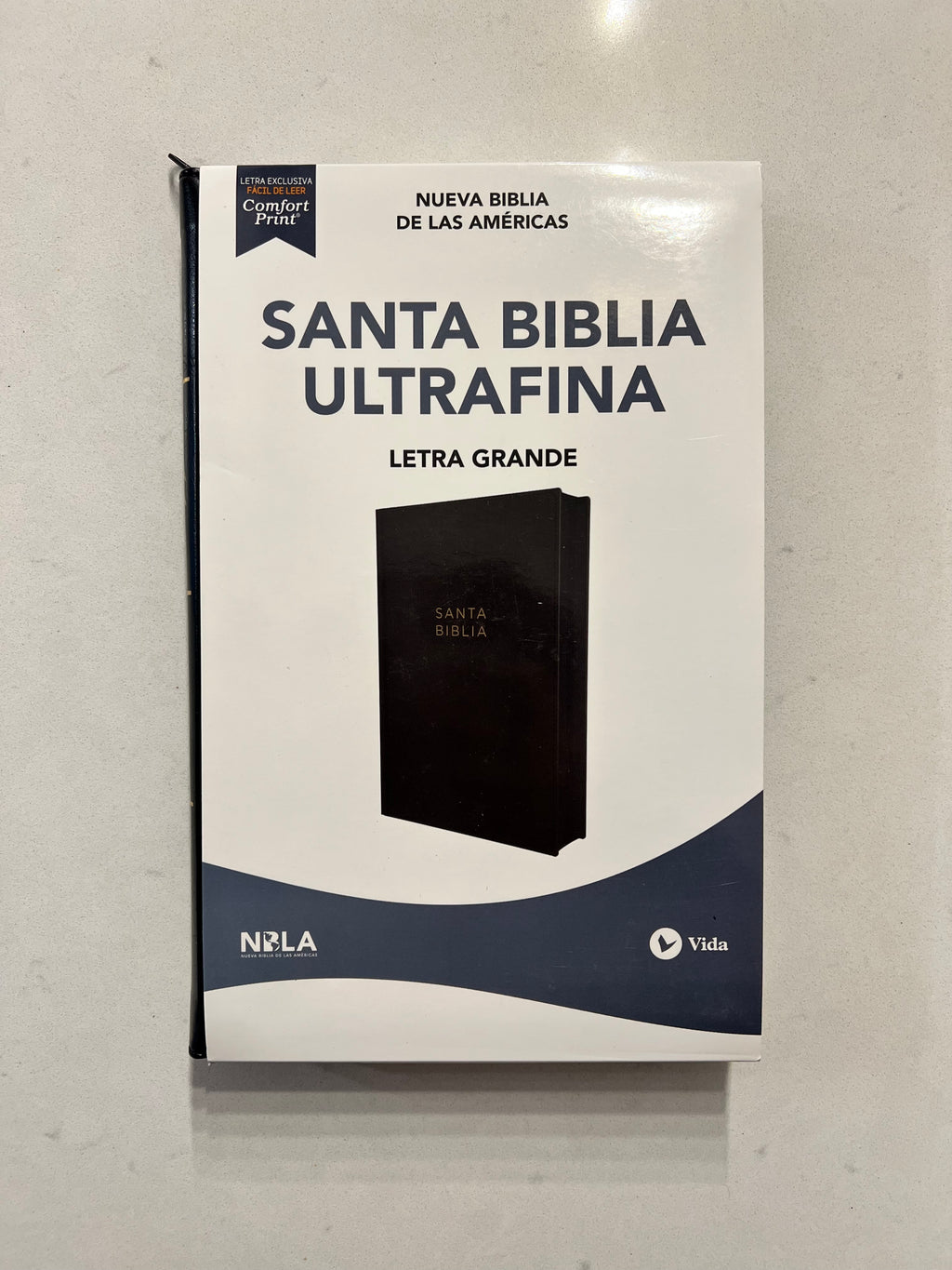 Santa Biblia (NBLA) Ultrafina Letra Grande, Leathersoft™ Negro con Cierre