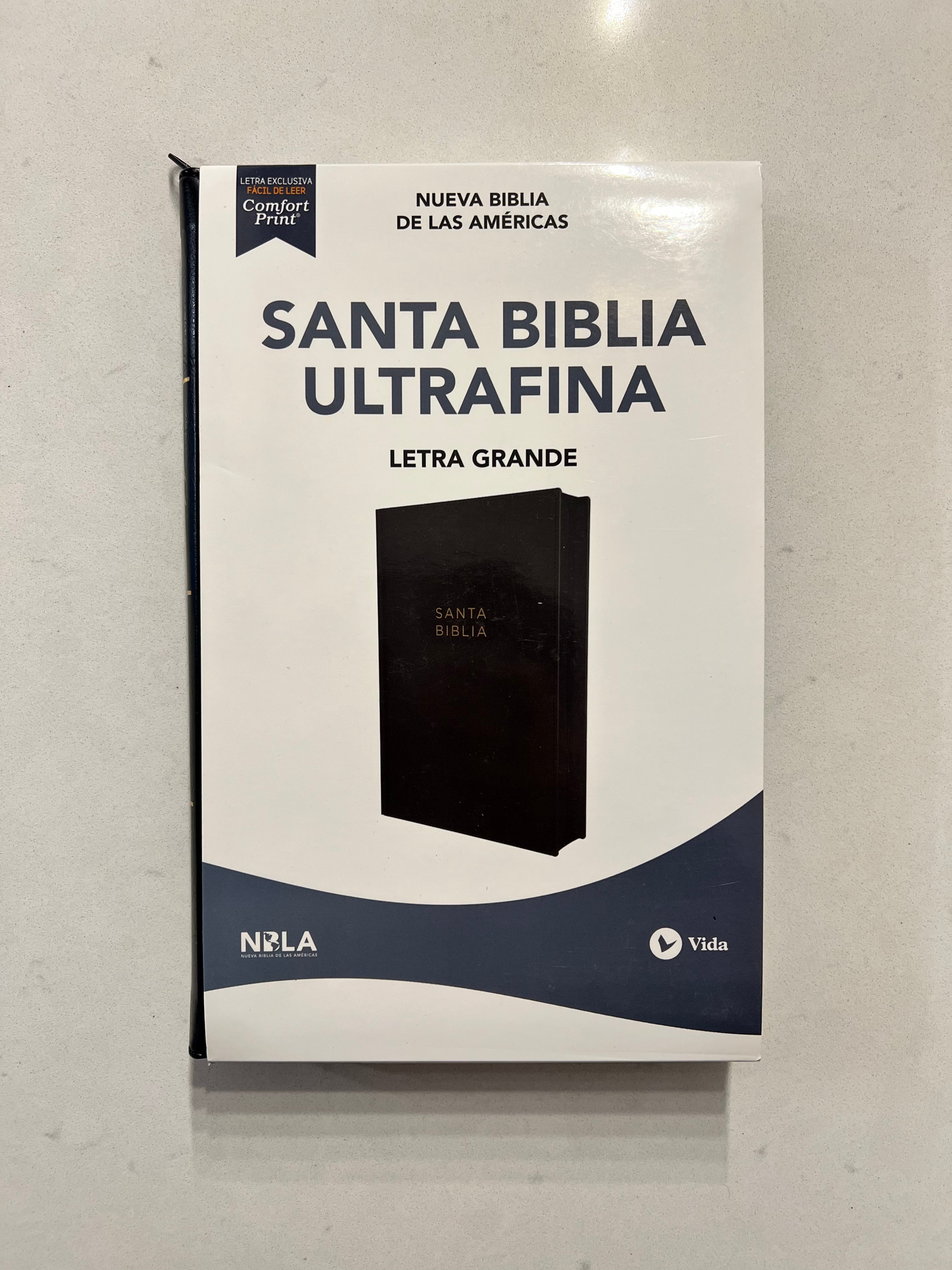 Santa Biblia (NBLA) Ultrafina Letra Grande, Leathersoft™ Negro con Cierre
