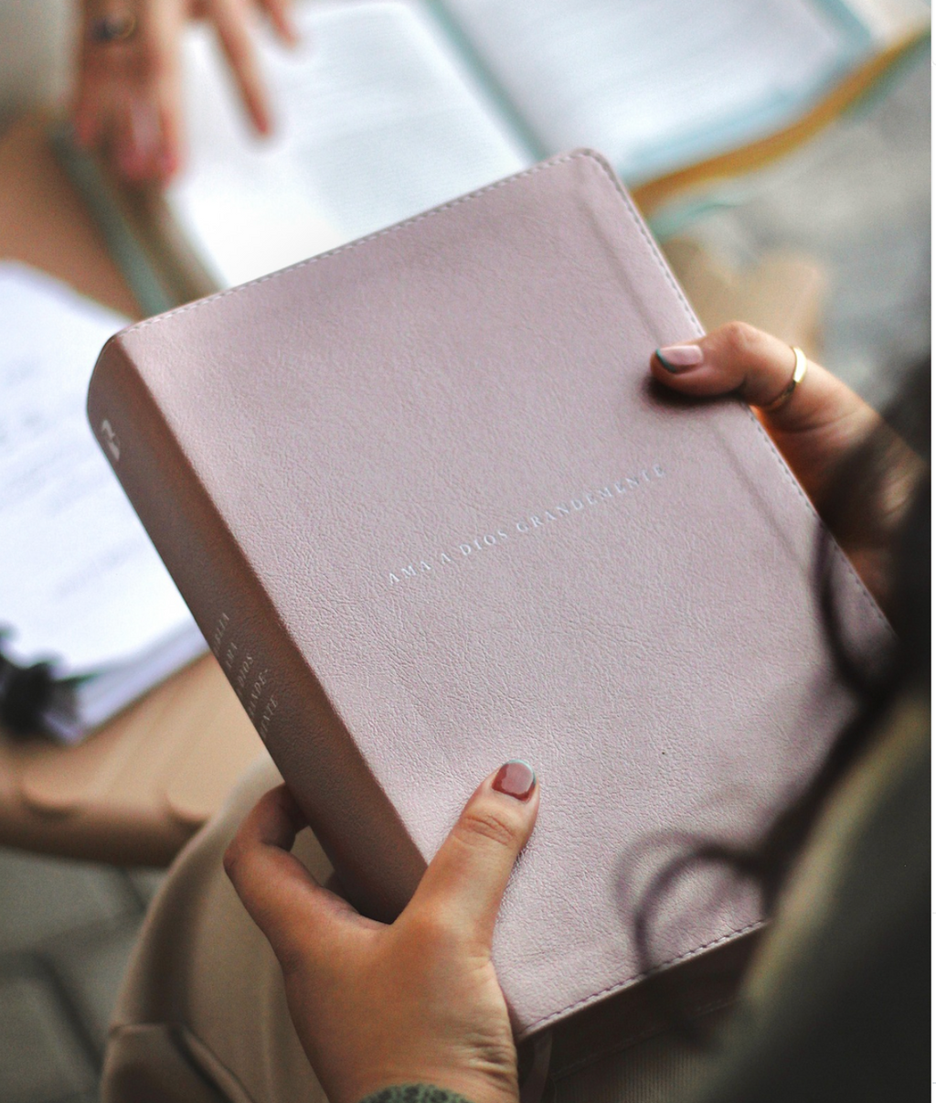 Biblia Ama a Dios Grandemente (NBLA), Leathersoft Oro Rosa