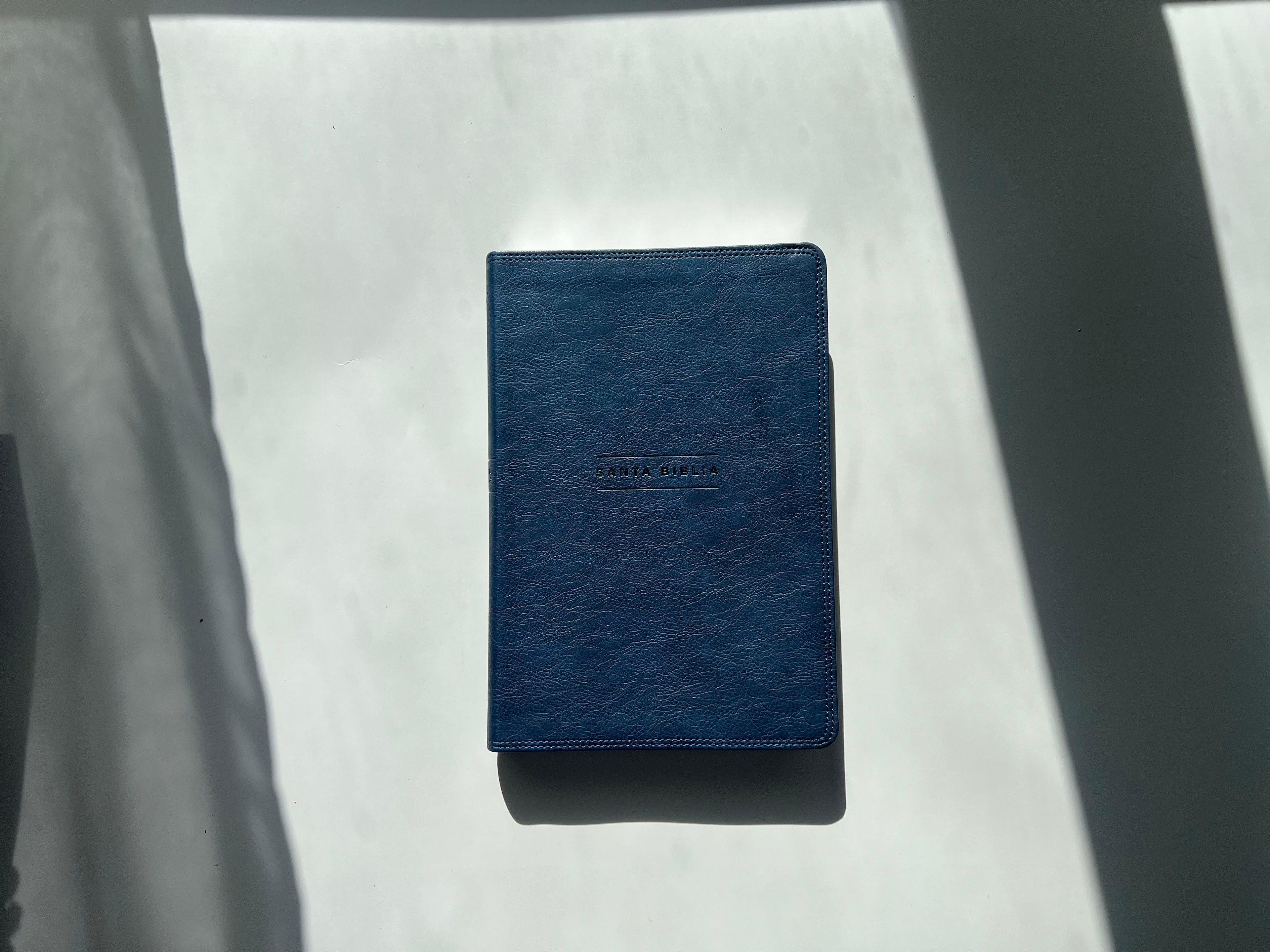 Santa Biblia (NVI) Una Columna con Referencias, Leathersoft™ Azul Marino